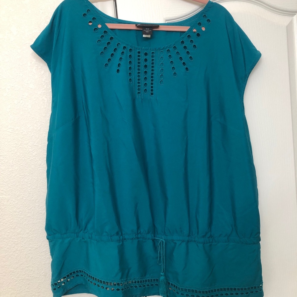 Sleeveless blouse - appears blue-truly more green